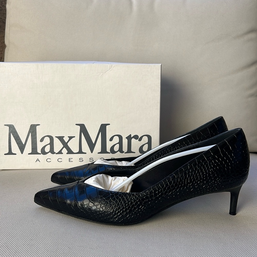 Max Mara black polished pumps.